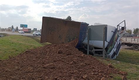 Accidente en Ruta 2 Camión de tierra vuelca en Etcheverry y chofer