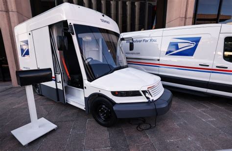 USPS Next-Gen Delivery Vehicle Unveiled After Postal Service Orders ...