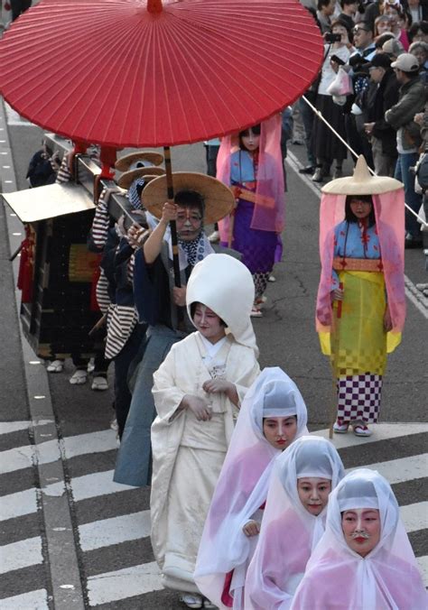 豊作願う：キツネに扮して嫁入り行列 新潟・阿賀 毎日新聞