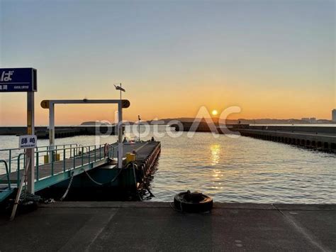 沈みゆく夕日が海に写る 010（愛知県知多郡・日間賀島：横位置） No 22393678｜写真素材なら「写真ac」無料（フリー）ダウンロードok