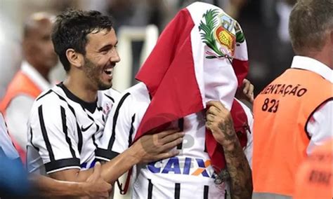 Paolo Guerrero anotó doblete celebró un gol con bandera peruana