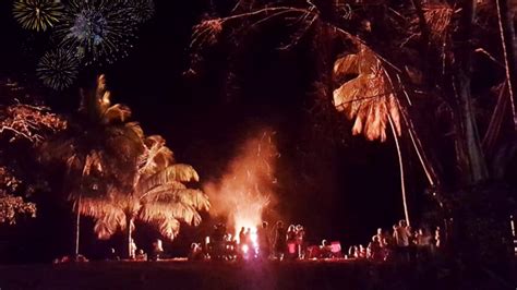 Une Explosion De Lumi Re Pour Le Nouvel An Coco Et Travers Le Costa