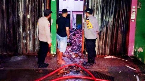 Toko Di Jalan Sunan Drajat Lamongan Dilalap Api Diduga Akibat