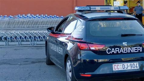 Rapina Al Supermercato Poi La Folle Fuga In Autostrada A Km Orari