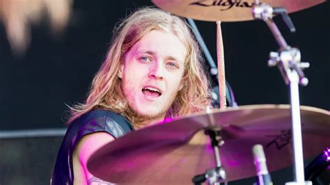 Le Fils De Roger Taylor Queen Nouveau Batteur Des Foo Fighters