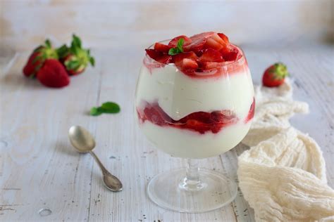 Mousse Allo Yogurt Con Fragole Creando Si Impara