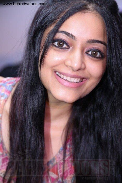 Janani Iyer Cute Eyes