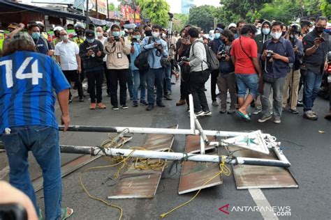 Fpi Dilarang Polisi Tni Imbau Pencopotan Atribut Di Petamburan