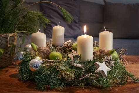 Adventskranz aus Tannengrün So bleibt er bis Weihnachten frisch