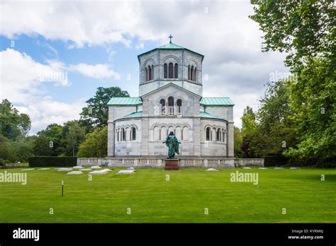 Royal mausoleum frogmore mausoleum burial hi-res stock photography and ...