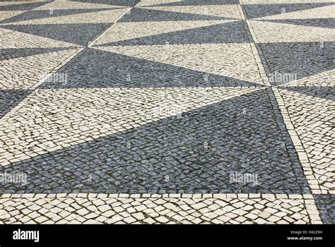 Detalle del pavimento típico portugués la calçada portuguesa