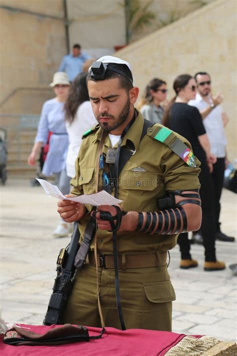 El Soldado Israelí Ruega Por La Pared Occidental En La Ciudad Vieja De