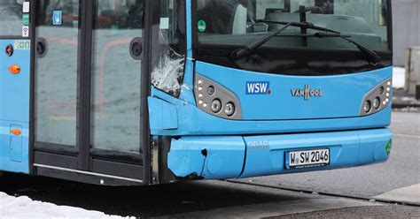 Wuppertal Pkw Stößt Mit Linienbus Zusammen Zwei Verletzte