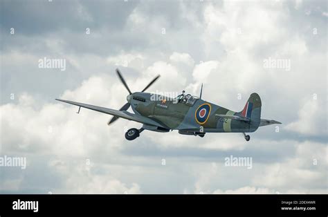 RAF Spitfire in Flight Stock Photo - Alamy