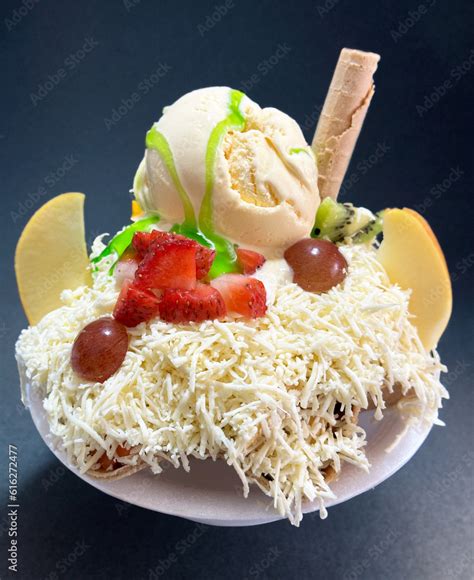 Ensalada De Frutas Con Queso Bola De Helado Y Galleta En Tubo Fondo