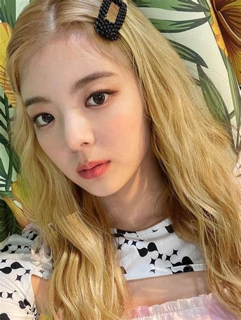 Lia Blonde Hair Orang Aktris