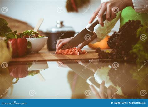 Mãos Humanas Desconhecidas Cozinhando Na Cozinha Mulher Fatiando