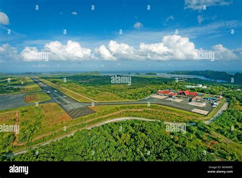 Luftaufnahme vom Flughafen und Landebahn von Palau, Mikronesien, Asien ...