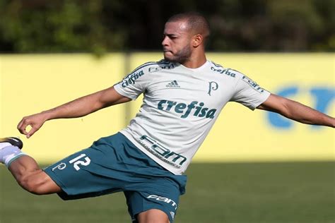 Palmeiras Assegura Compra E Acerta Contrato De Anos O Lateral