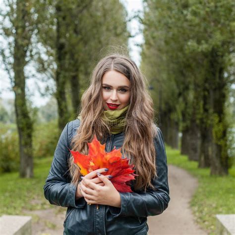 Jong Vrouwelijk Modelface Glimlachende Vrouw Met Gezonde Huid