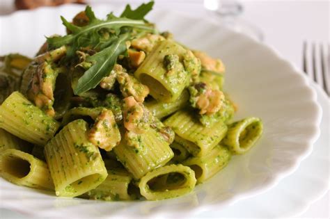 Mezzi Rigatoni Con Pesto Di Rucola Salmone Fresco E Vongole Ricetta