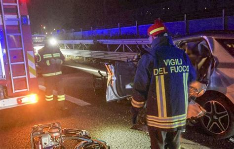 Scontro Auto Tir In Autostrada Ferito Estratto Dalle Lamiere Youtvrs