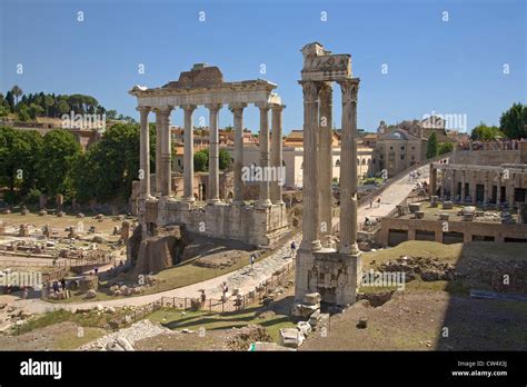 El Templo De Saturno Y El Templo De Vespasiano En El Foro Romano Visto