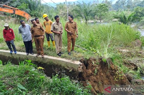 Mukomuko Bangun Kembali Saluran Irigasi Yang Jebol Akibat Banjir