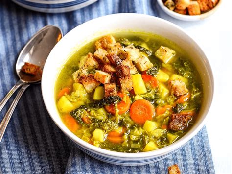 Savoy Cabbage Soup with Thyme Croutons | Rezept | Wirsing rezepte ...