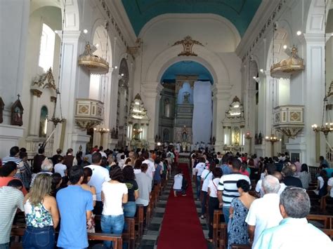 Centenas De Cat Licos Participam Do In Cio Da Festa De Corpus Christi