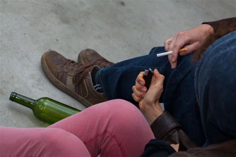 Für Zigaretten Wodka und Geld Junge 13 lässt sich von Mann zu Sex zwingen