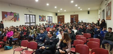 Jóvenes estudiantes conocen las Fuerzas Armadas y sus salidas