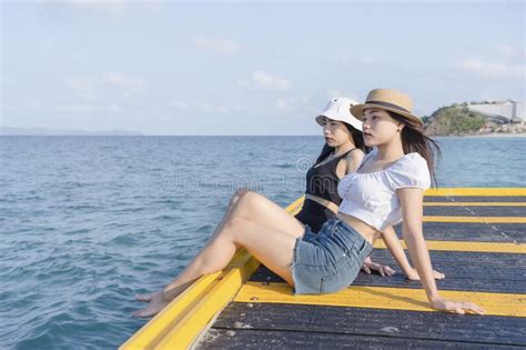 Duas Mulheres Amigas Ou Casais Relaxando E Assistindo Juntas Em Viagens