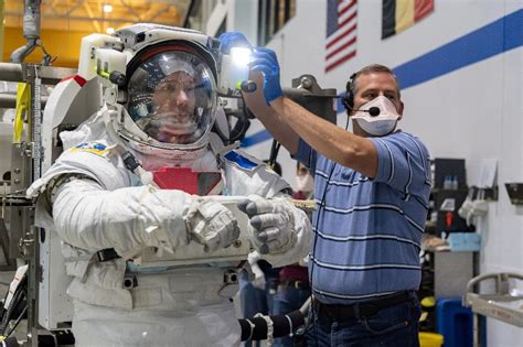 Deux Astronautes Américains En Route Pour La Terre à Bord De La Capsule