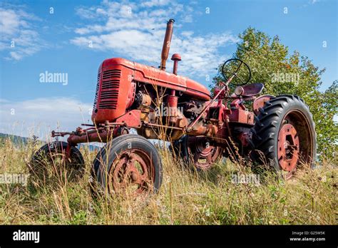 Rusty old farm tractor hi-res stock photography and images - Alamy