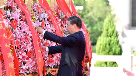 Cérémonie solennelle d hommage floral aux héros nationaux lors de la