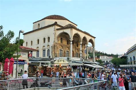 Monastiraki Es Un Barrio Del Mercado De Pulgas En El Casco Antiguo De