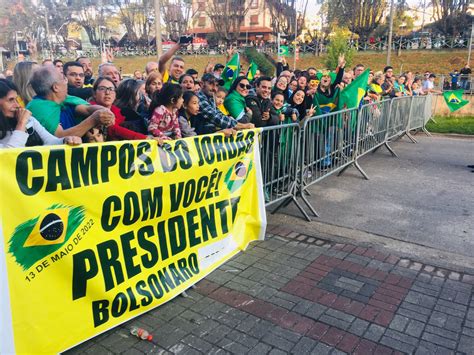 Apoiadores prestigiam chegada de Bolsonaro em Campos de Jordão