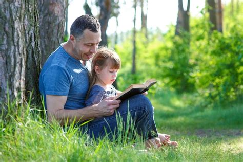 Padre E Hija Leyendo El Libro De La Biblia Foto Premium