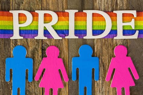 Sinal De Orgulho Gay Branco Sobre Fundo De Madeira Foto Premium