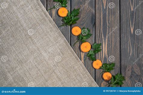 Cenouras Cortadas E Uma Toalha De Mesa De Linho Imagem De Stock