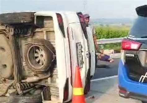 Minibus Terguling Di Tol Pejagan Pemalang Usai Tabrak Rambu Perbaikan