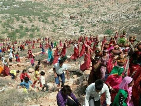 Women Took Out The Kalash Yatra The Women Reached The Temple Situated