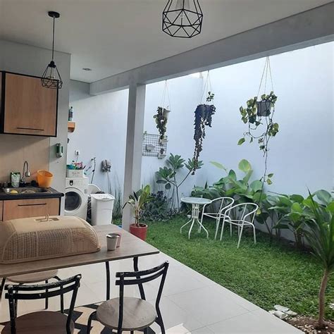 Desain Dapur Menyatu Dengan Taman Belakang Terasa Luas