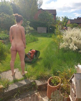 Nackte Gartenarbeit Nackter Garten Porno Bilder Sex Fotos Xxx Bilder Pictoa