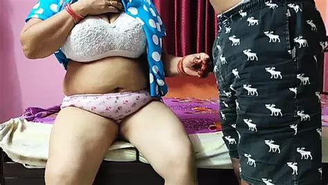 Langharige Man Pikt Mollige Brunette Op Om Te Spelen Xhamster