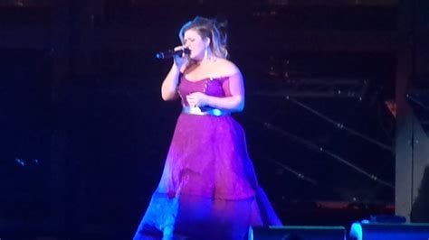 Kelly Clarkson Singing Piece By Piece The Xcel Energy Center In Mn