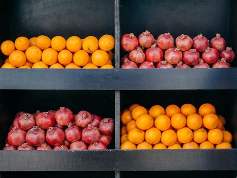 Un Conjunto De Cajas De Vitaminas A Con Manzanas Y Granadas Foto Premium