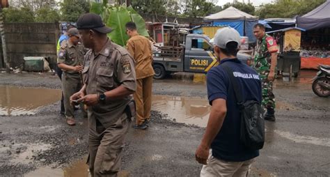 Protes Jalan Rusak Warga Cikembar Tanam Pohon Pisang Sukabumi Ku