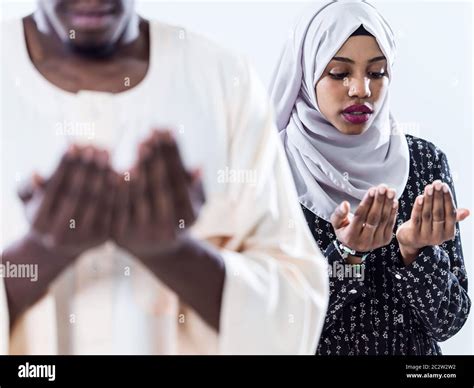 african muslim couple praying Stock Photo - Alamy